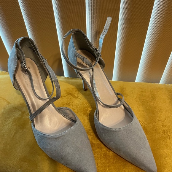 Light gray size 10 strap heels - Picture 2 of 4